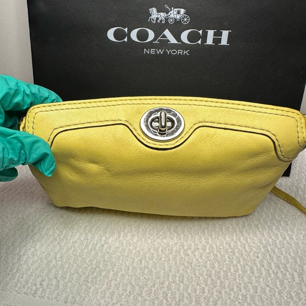 Y2K Coach Vibrant Yellow turn-lock wristlet - Picture 4 of 13